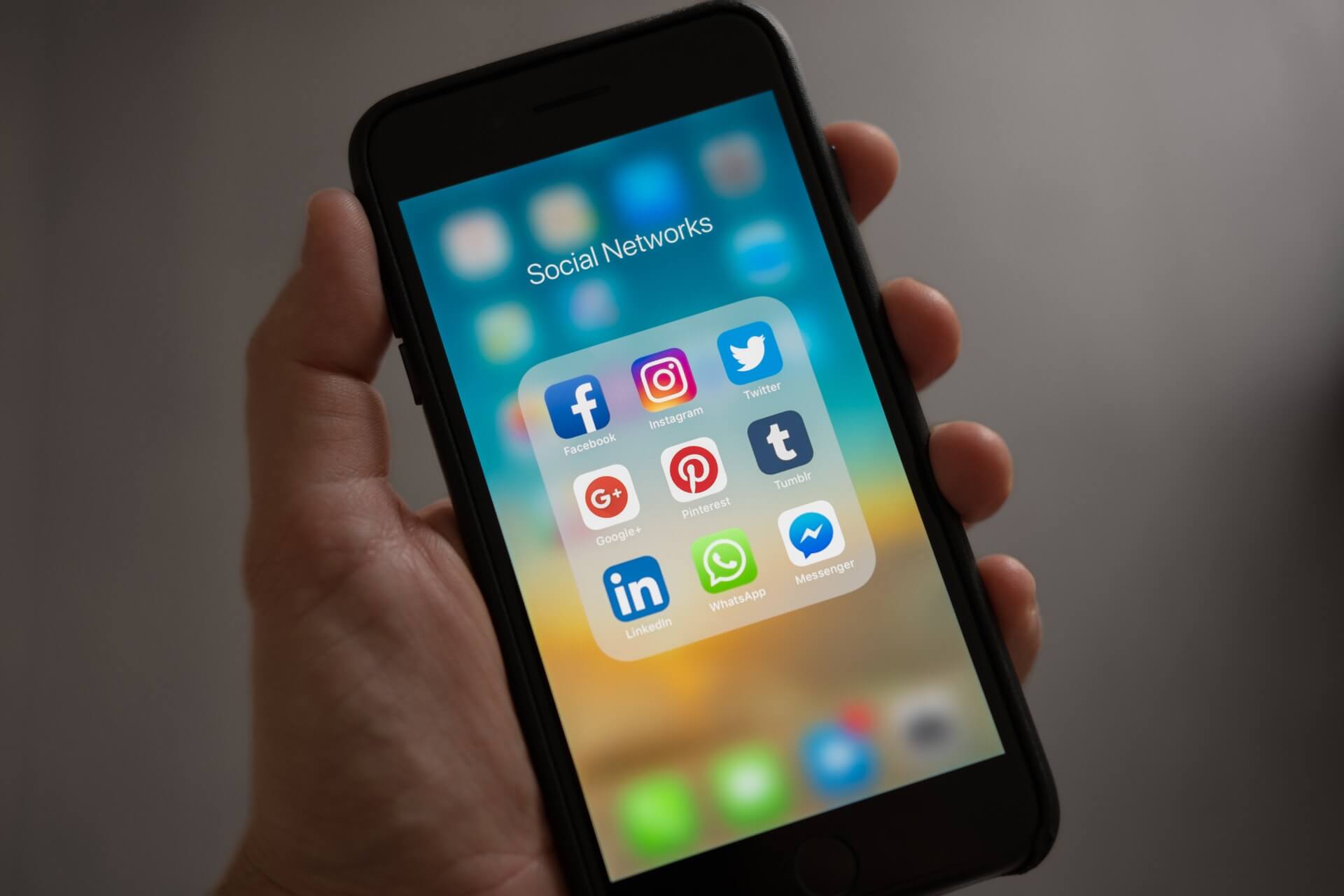 hand håller smartphone med sociala media-appar